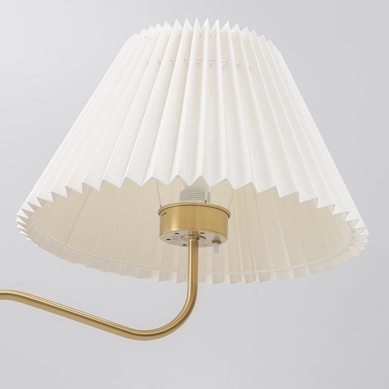 Josef Frank, golvlampa, modell G2568, "Lilla kamelen", Firma Svenskt Tenn.
