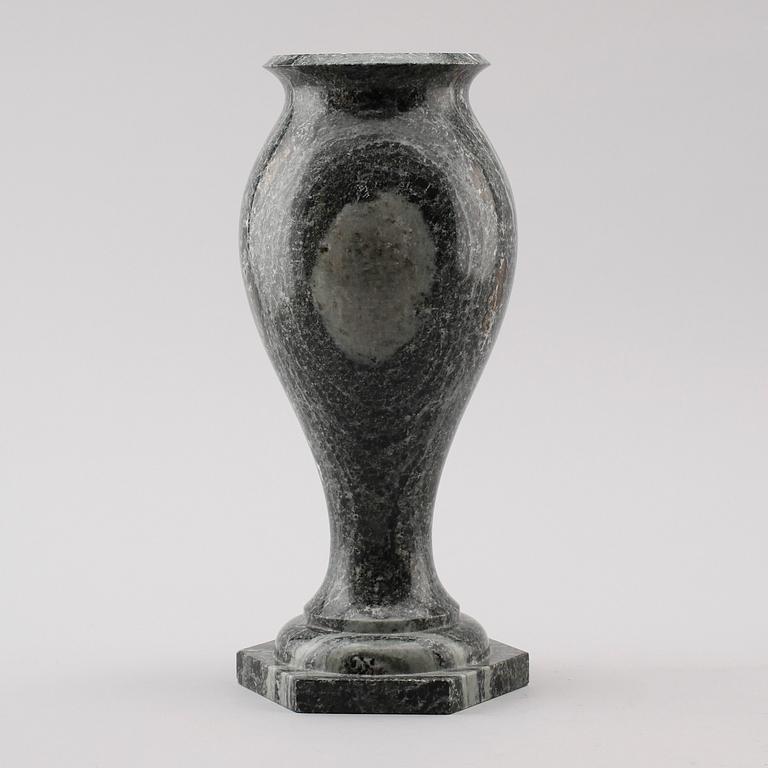 VAS, kolmårdsmarmor, 1900-talets mitt.