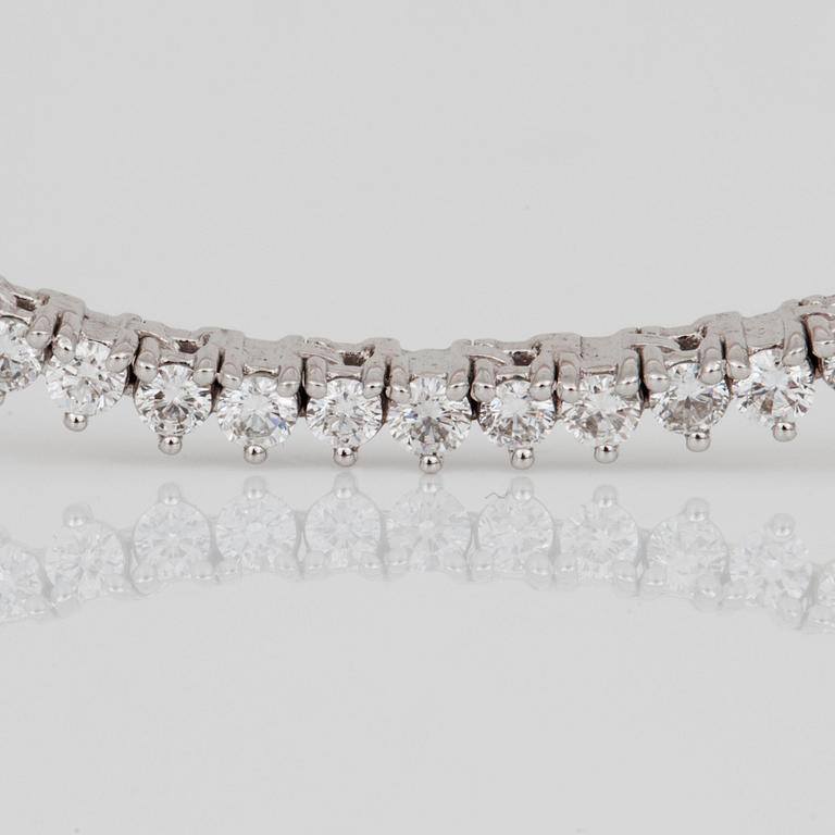 A circa 7.00 ct brilliant-cut diamond line necklace.