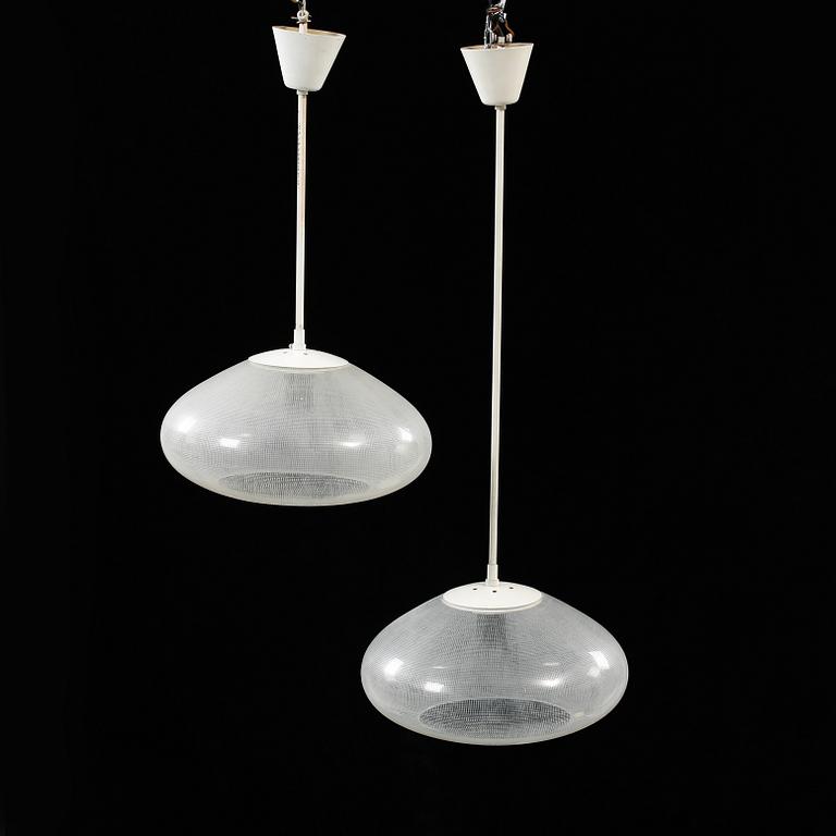 TAKLAMPOR, 2 st, Putzler Glas, omkring 1900-talets mitt. Höjd 57 respektive 85 cm.