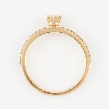 Ring in 14K gold set with brilliant-cut diamonds.