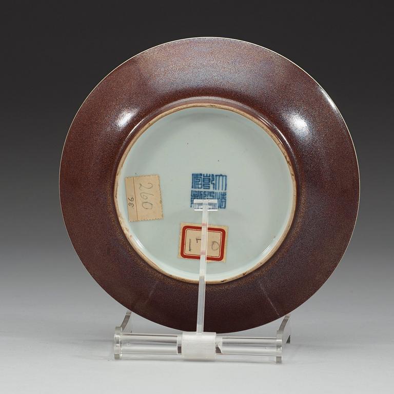 FAT, porslin. Qing dynastin (1644-1912)med Qianlongs sigillmärke.