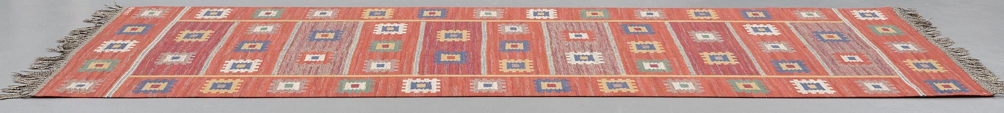 Märta Måås-Fjetterström, GALLERIMATTA, "Röd grön äng", rölakan, ca 346,5 x 151,5 cm, signerad AB MMF.