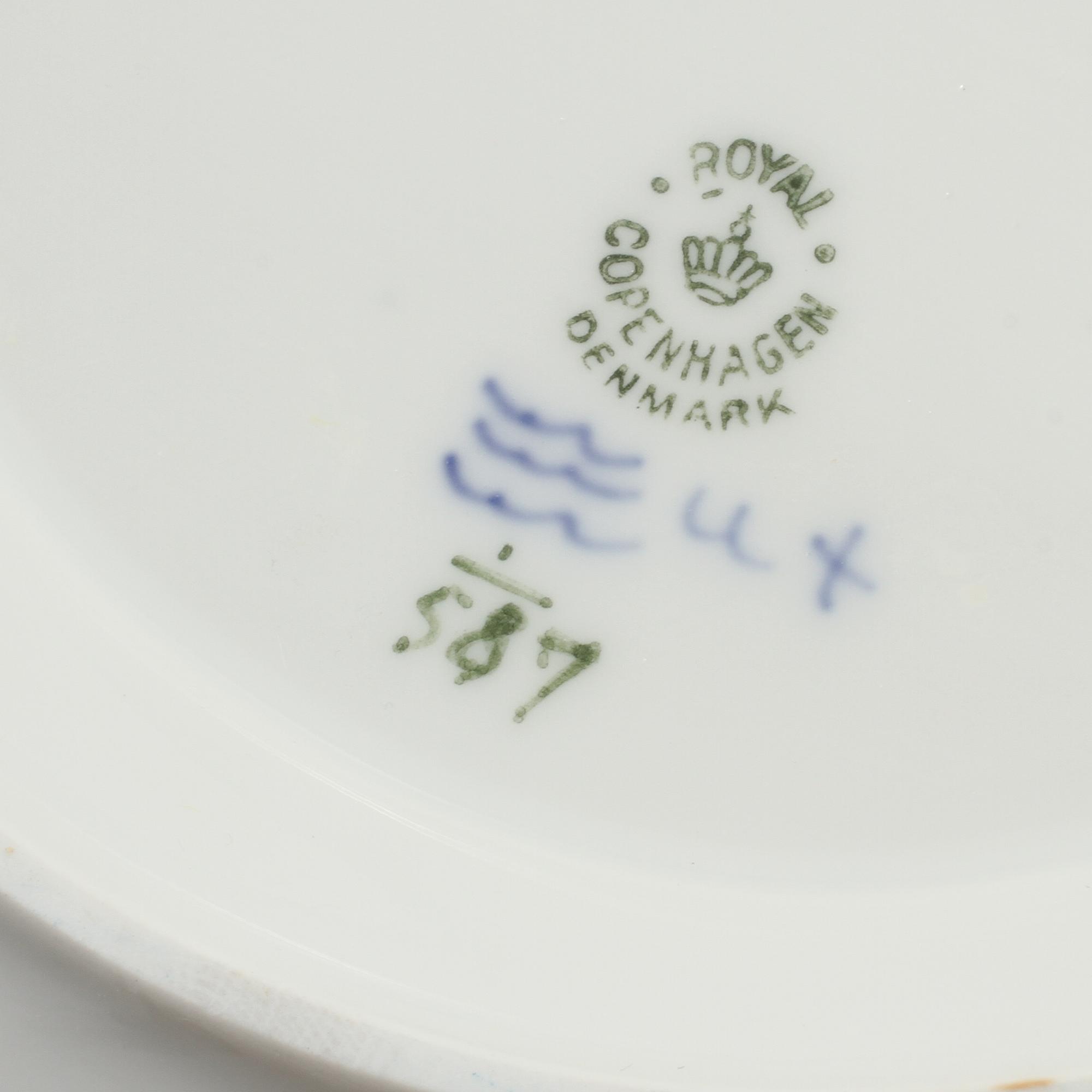 SERVISDELAR, 13 st, porslin, "Musselmalet", Royal Copenhagen, Danmark, 1900-tal.