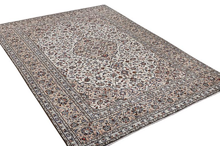 A carpet, Kashan, ca 353 x 243 cm.
