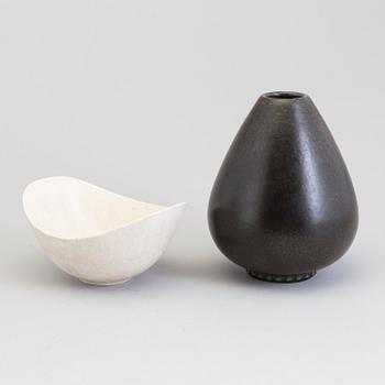 A second half of the 20th century stoneware bowl and vase by Gunnar Nylund for Rörstrand.