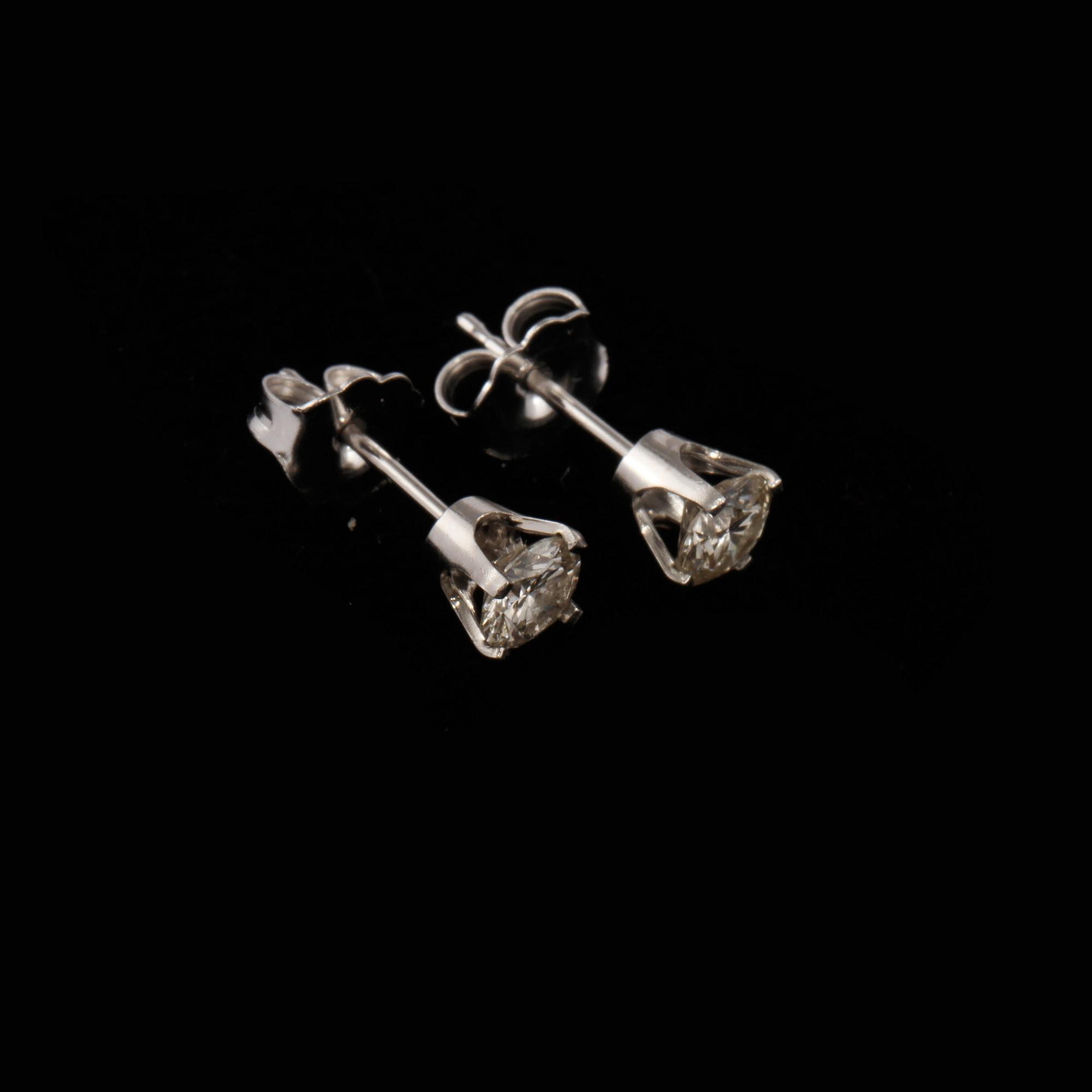 ÖRHÄNGEN, ett par, 14k vitguld med briljantslipade diamanter, totalt ca 0.60 ct. Vikt 0,5 g.