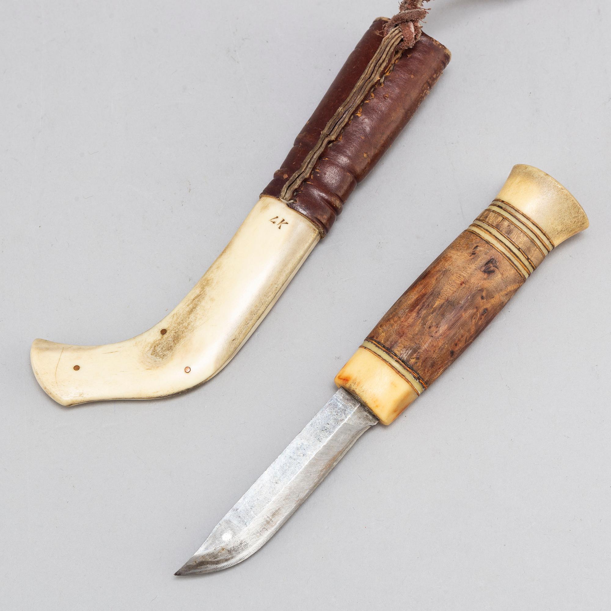 Two reindeer horn knives by Lars Kuhmunen och Kjell Fjällborg.