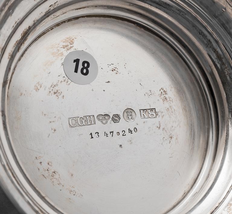 BÄGARE, 2 st, silver, C G Hallberg, Stockholm 1932 samt 36. Totalvikt 746 g.