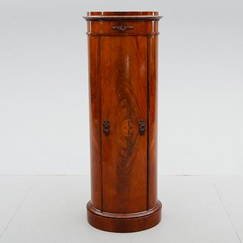 KOLONNSKÅP, senempire, 1800-talets mitt.