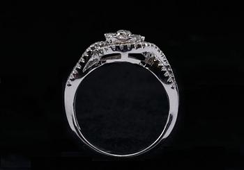 A RING, brilliant cut diamonds c. 0.71 ct. 18K white gold. Weight 4,1 g.