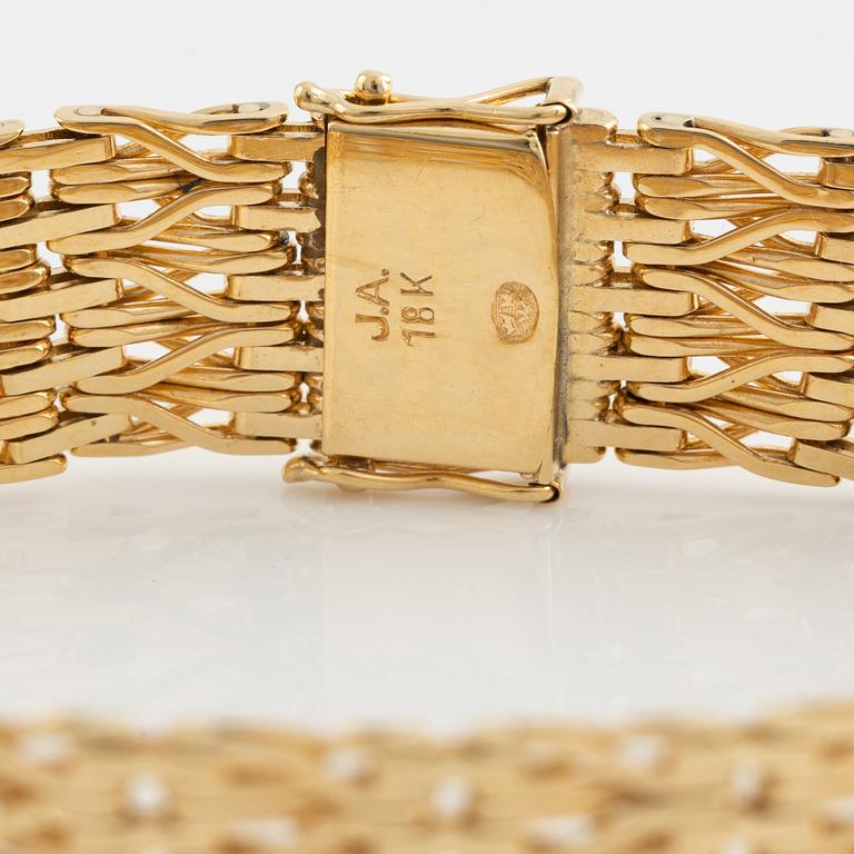 18K gold bracelet.