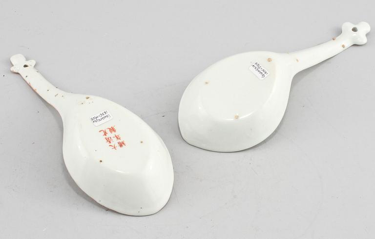 SKEDAR, 2 st, porslin, Kina, 1900-tal, märkta med Guangxu sex karaktärers märke.