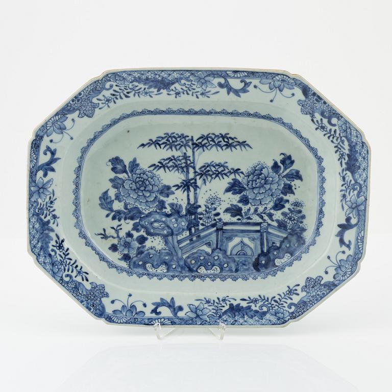 A Chinese blue and white tureen dish, Qing dynasty, Qianlong (1736-1795).
