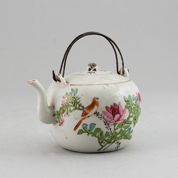 A famille rose teapot with cover, Qing dynasty, late 19th/early 20th century.