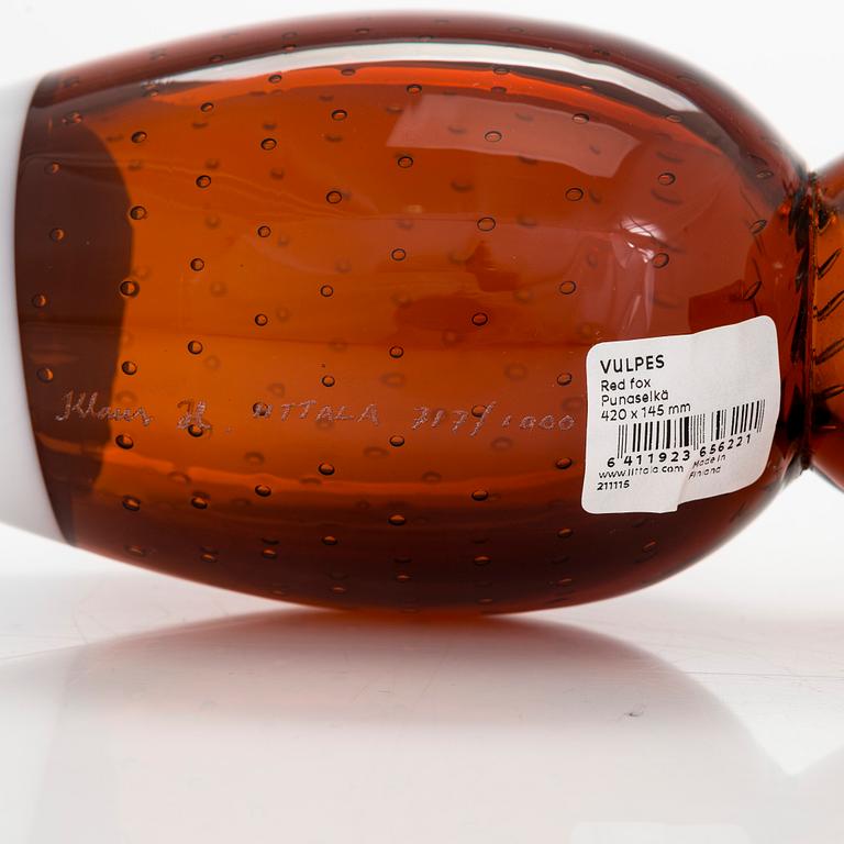 Klaus Haapaniemi, veistos, lasia, "Punaselkä", Iittala. Signeerattu Klaus H. Iittala 717/1000.