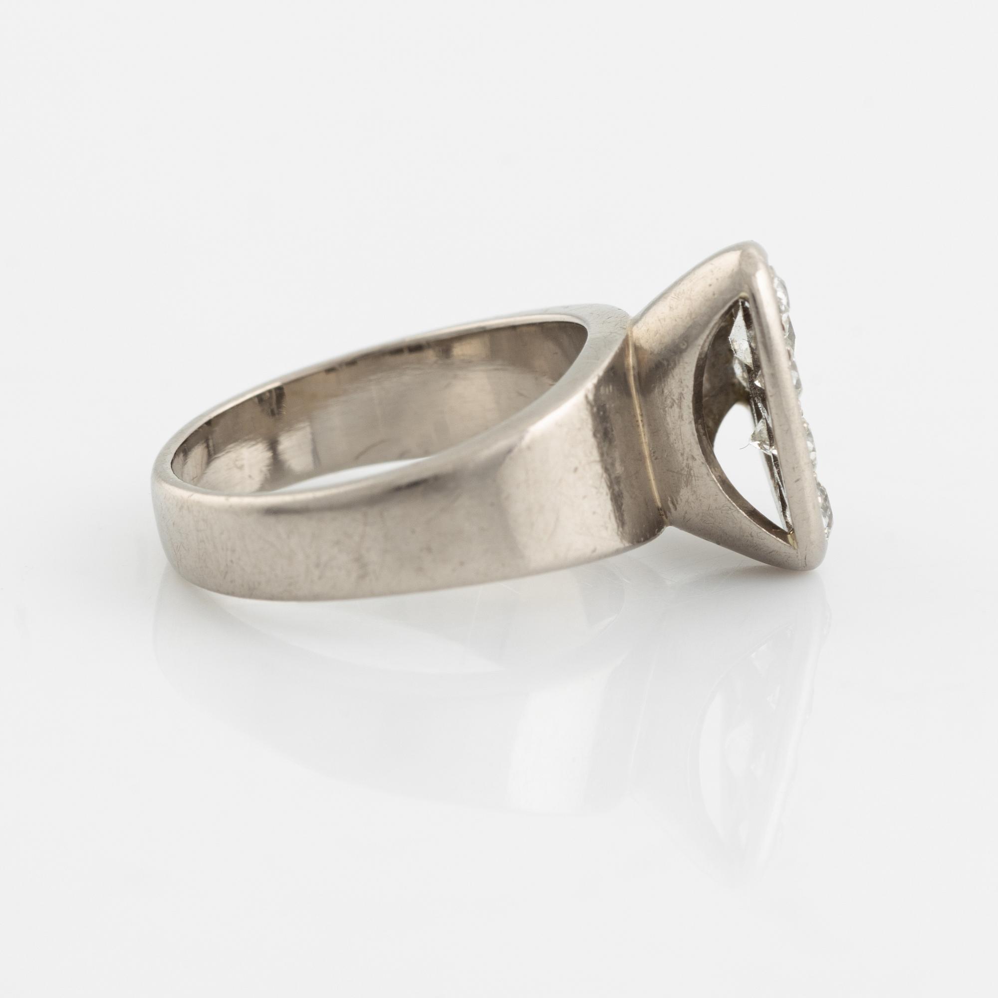 An 18K white gold ring set with diamonds.