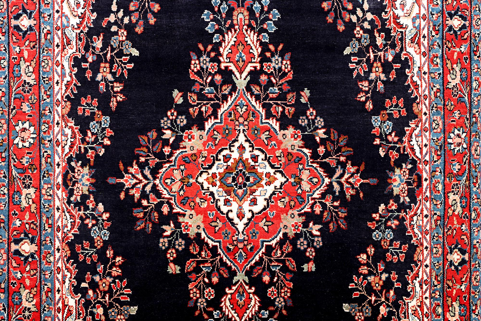 A Hamadan carpet, c. 298 x 215 cm.