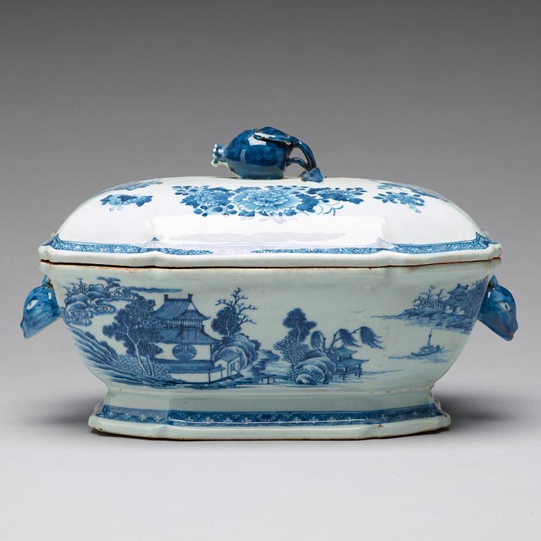 A blue and white tureen with cover, Qing dynasty, Qianlong (1736-95).