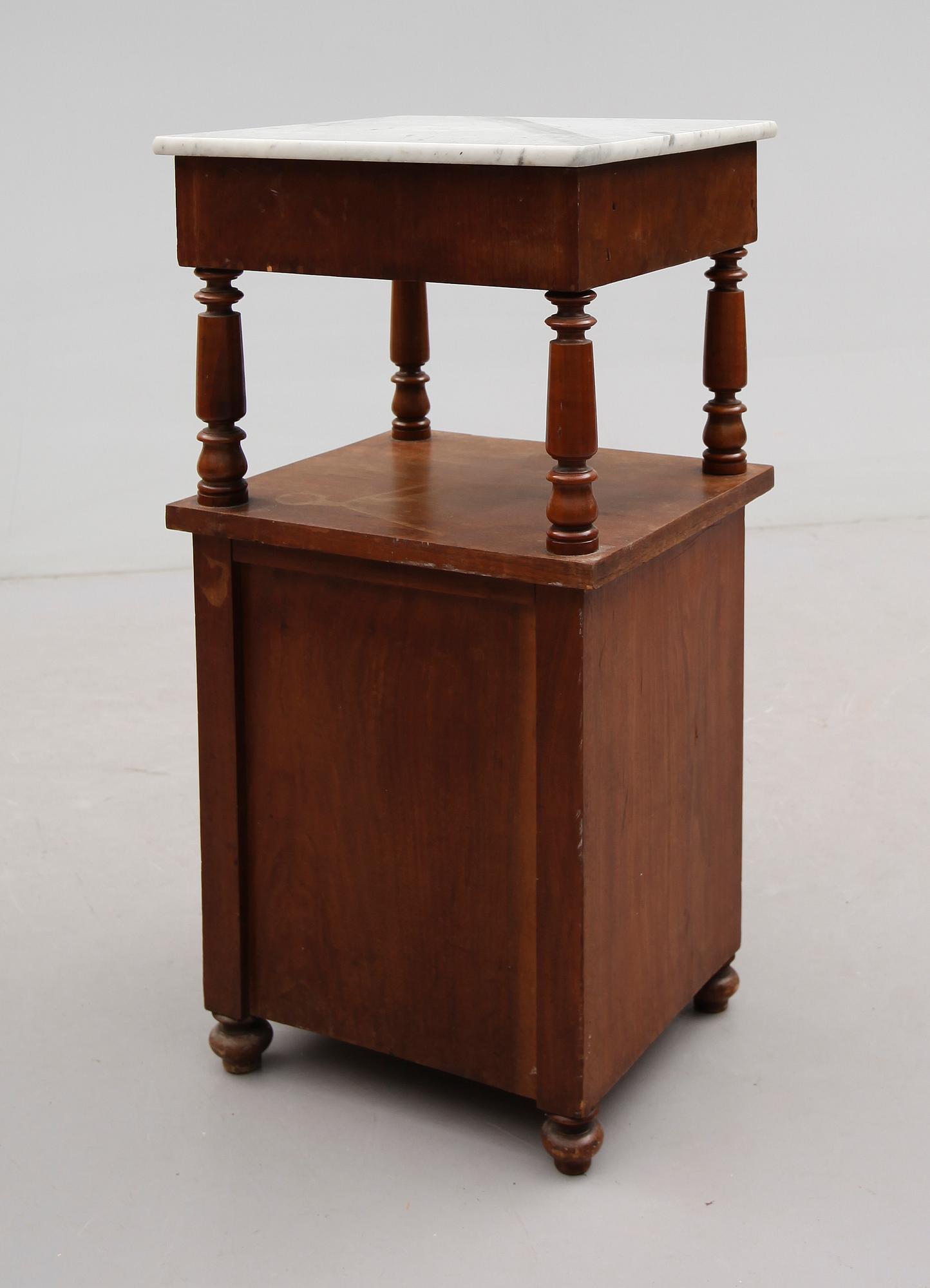 SÄNGBORD, 1800-talets andra hälft.