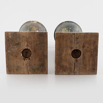 Urnor, ett par, omkring år 1700. Barock.