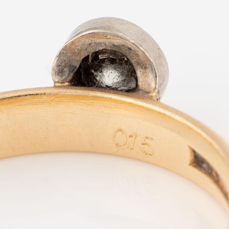 Ring in 18K gold with a round brilliant-cut diamond 0.15 ct according to engraving.