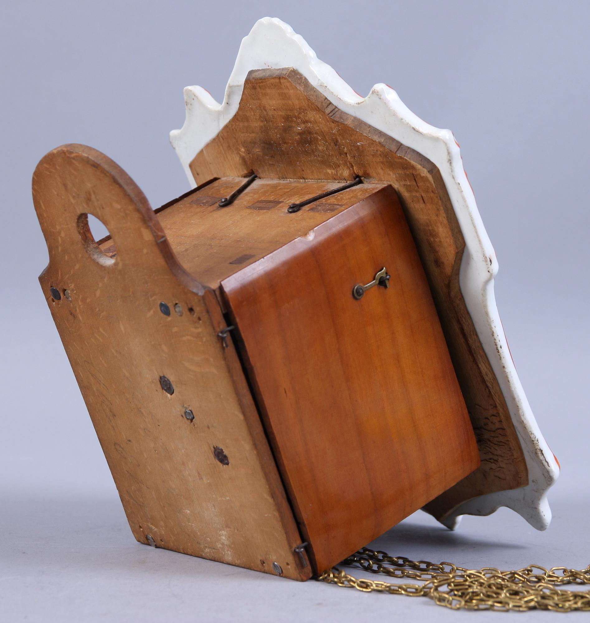 VÄGGPENDYL, s k Schwarzwaldur, porslin, 1800/1900-tal.