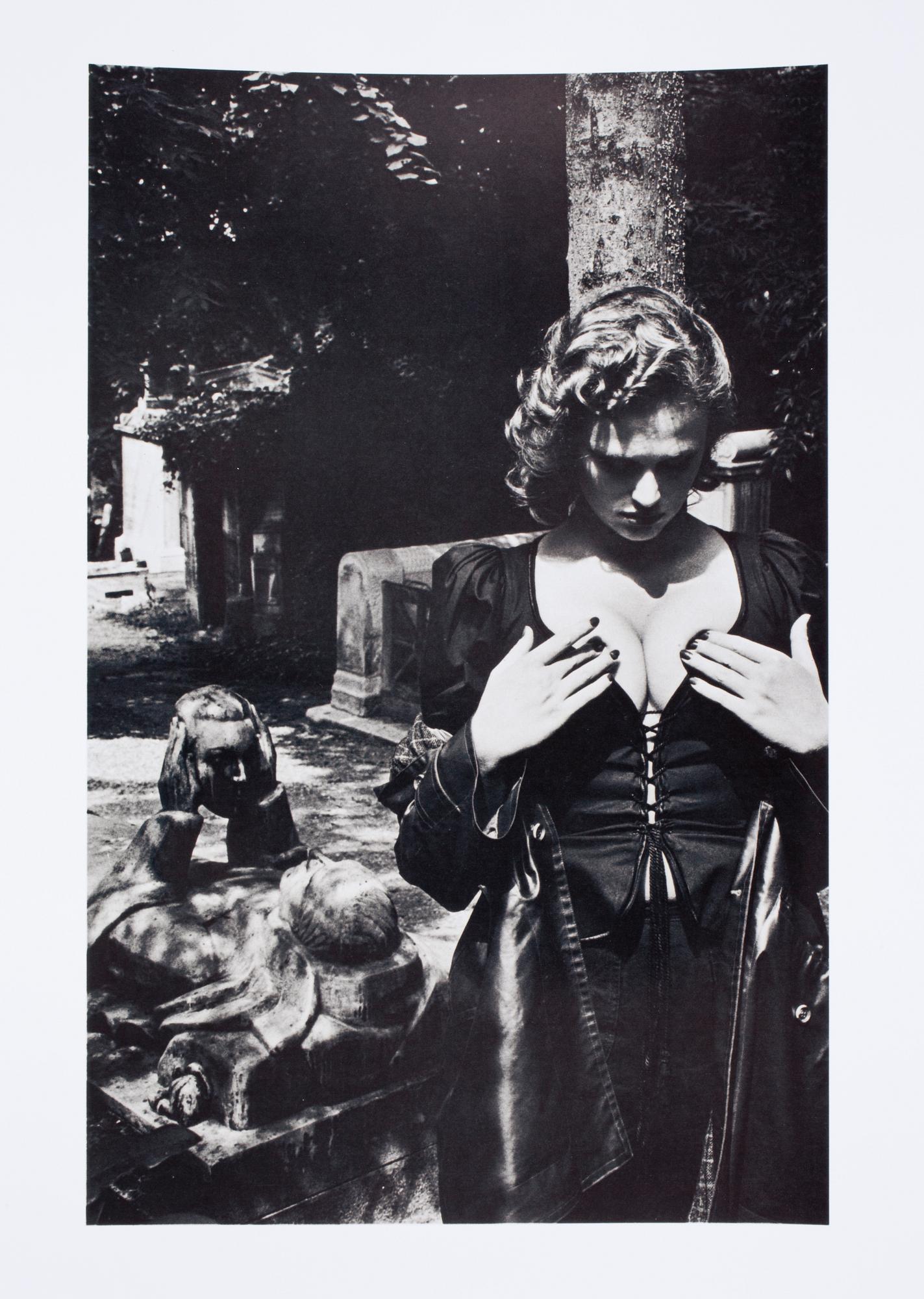 HELMUT NEWTON, "Pere-Lachaise, Tomb of Talma", Paris, 1977, offsetlitografi, sign.