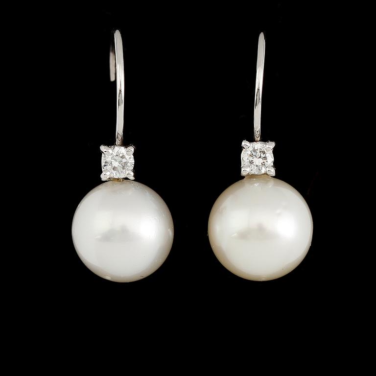 ÖRHÄNGEN, 1 par, 18 k vitguld, vita South Seapärlor, briljantslipade diamanter tot ca 0.24 ct.