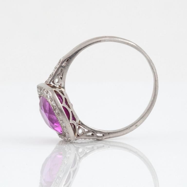RING med burmesisk rubin, 4.00 ct, och åttkantslipade diamanter.