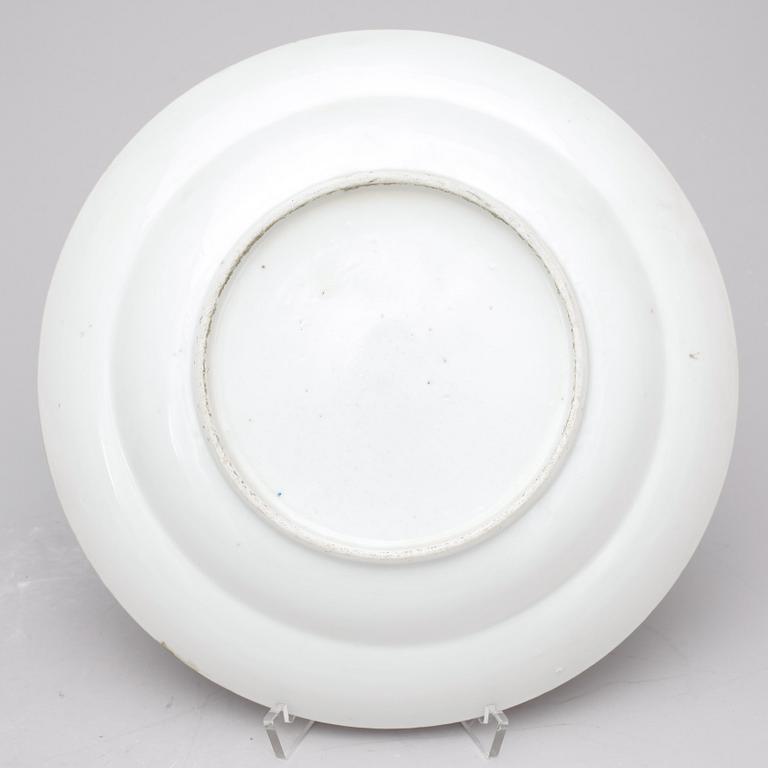 TALLRIKAR samt SKÅLFAT, 3 delar, porslin, Kanton, Kina, 1800-tal.