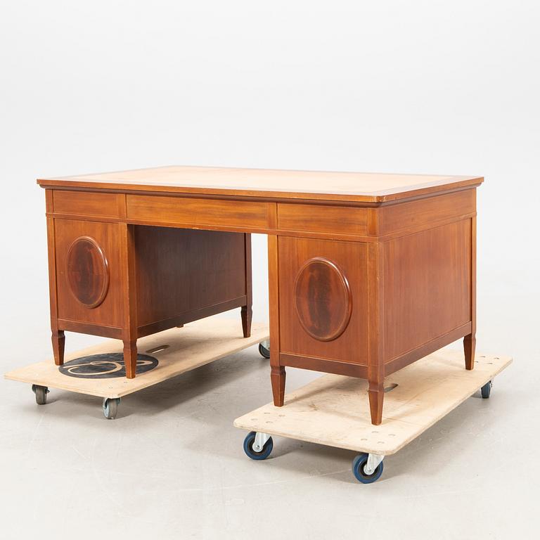 Skrivbord  med stol NK (Nordiska Kompaniet) tidigt 1900-tal.