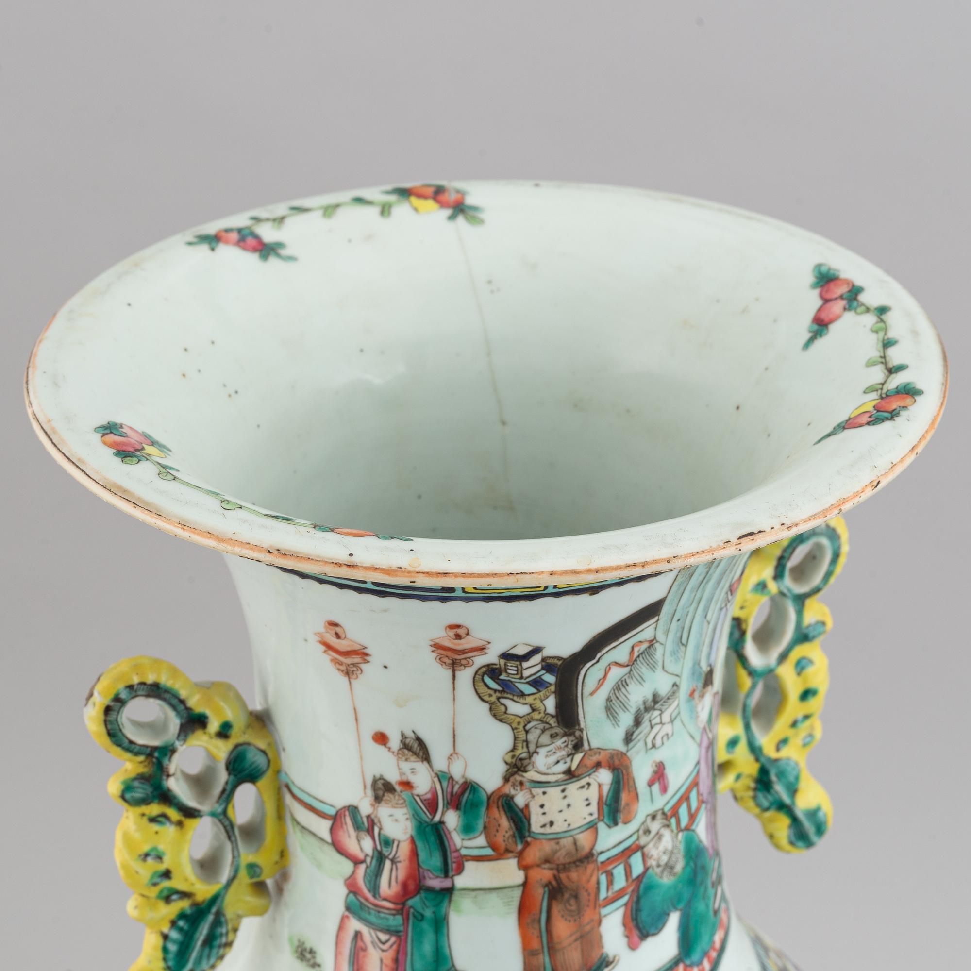 A famille verte floor vase, Qing dynasty, early 20th century.