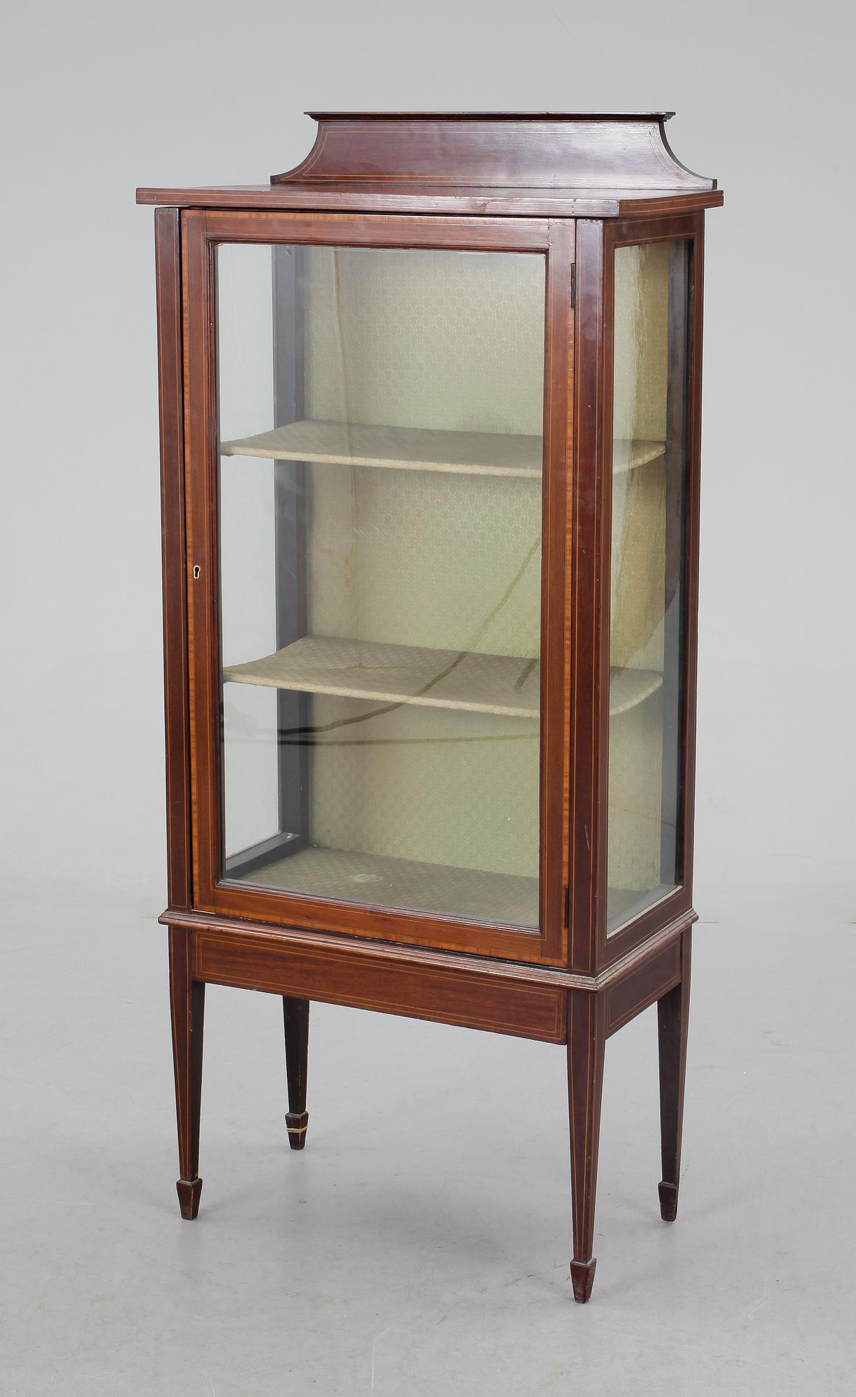 VITRINSKÅP, louis XVI-stil, 1900-tal.