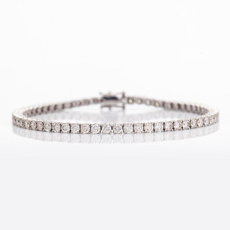 Tennisarmband, 18K vitguld, med briljantslipade diamanter.