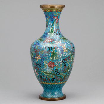 VAS, cloisonne, Kina 1900-tal.