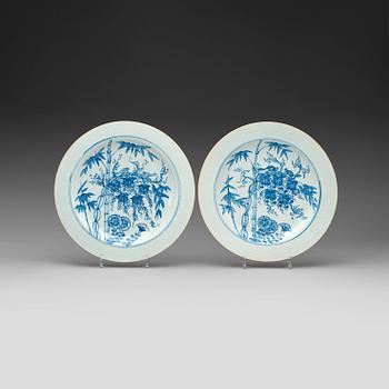 590. A pair of blue and white dishes, Qing dynasty, 18th century.