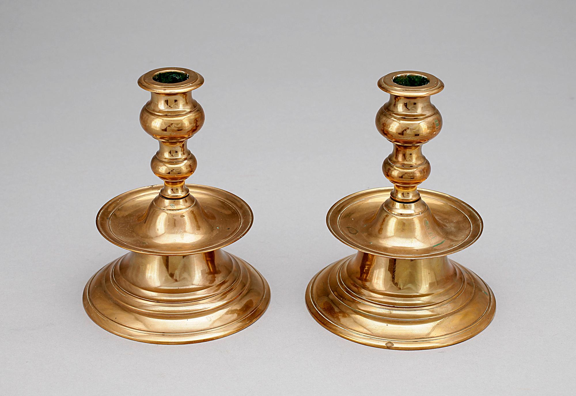 LJUSSTAKAR, ett par, mässing, barockstil, Gusum, 1900-tal.