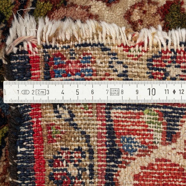 Carpet, Hamadan, circa 210 x 138-143 cm.