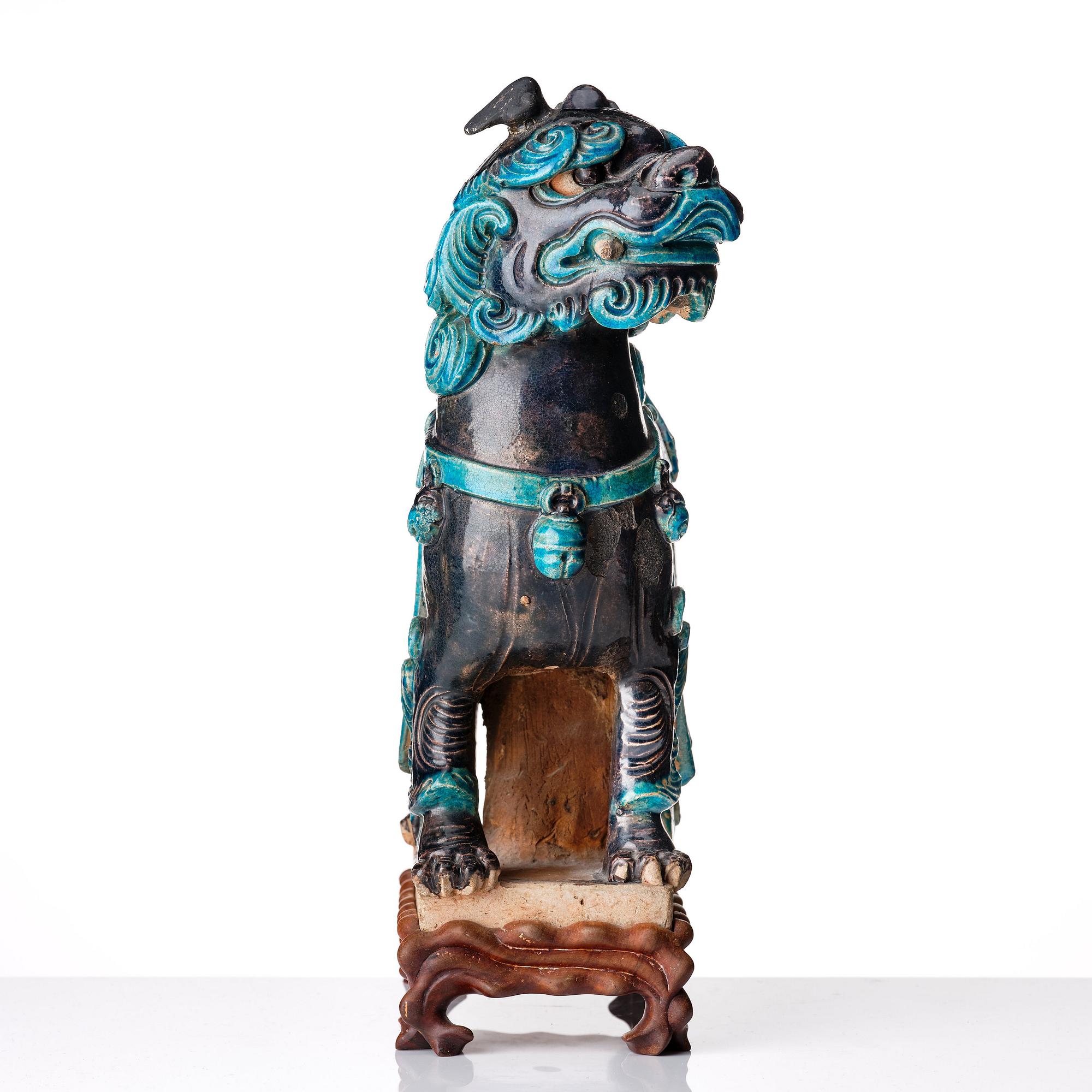 A turkoise and purple glazed figure of a buddhist lion, Ming dynasty (1368-1644).