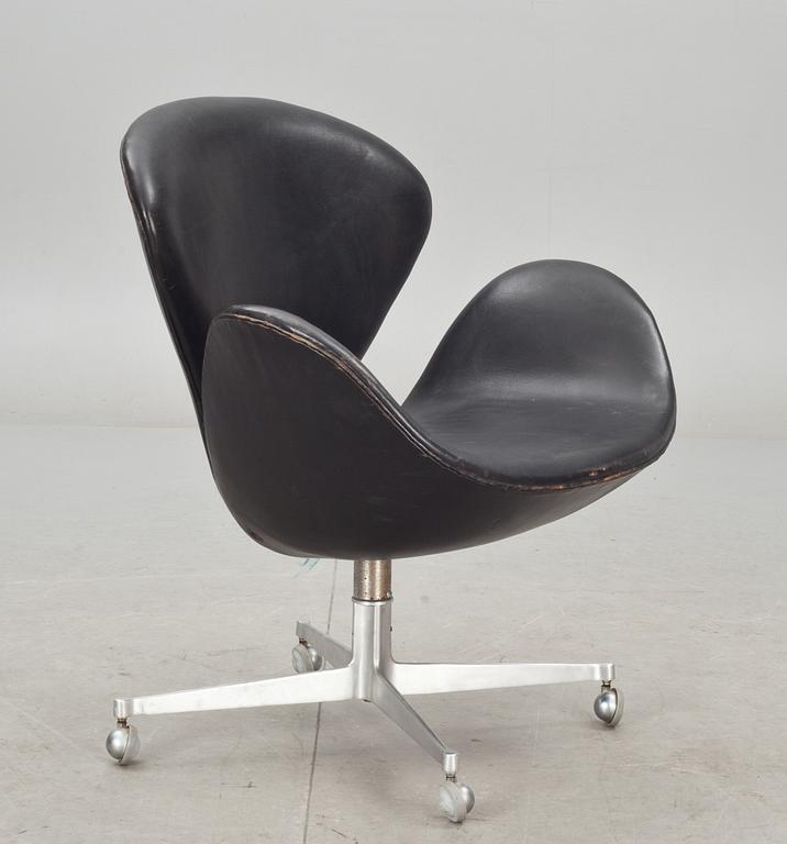 FÅTÖLJ, "Svanen" av Arne Jacobsen för Fritz Hansen, Danmark.