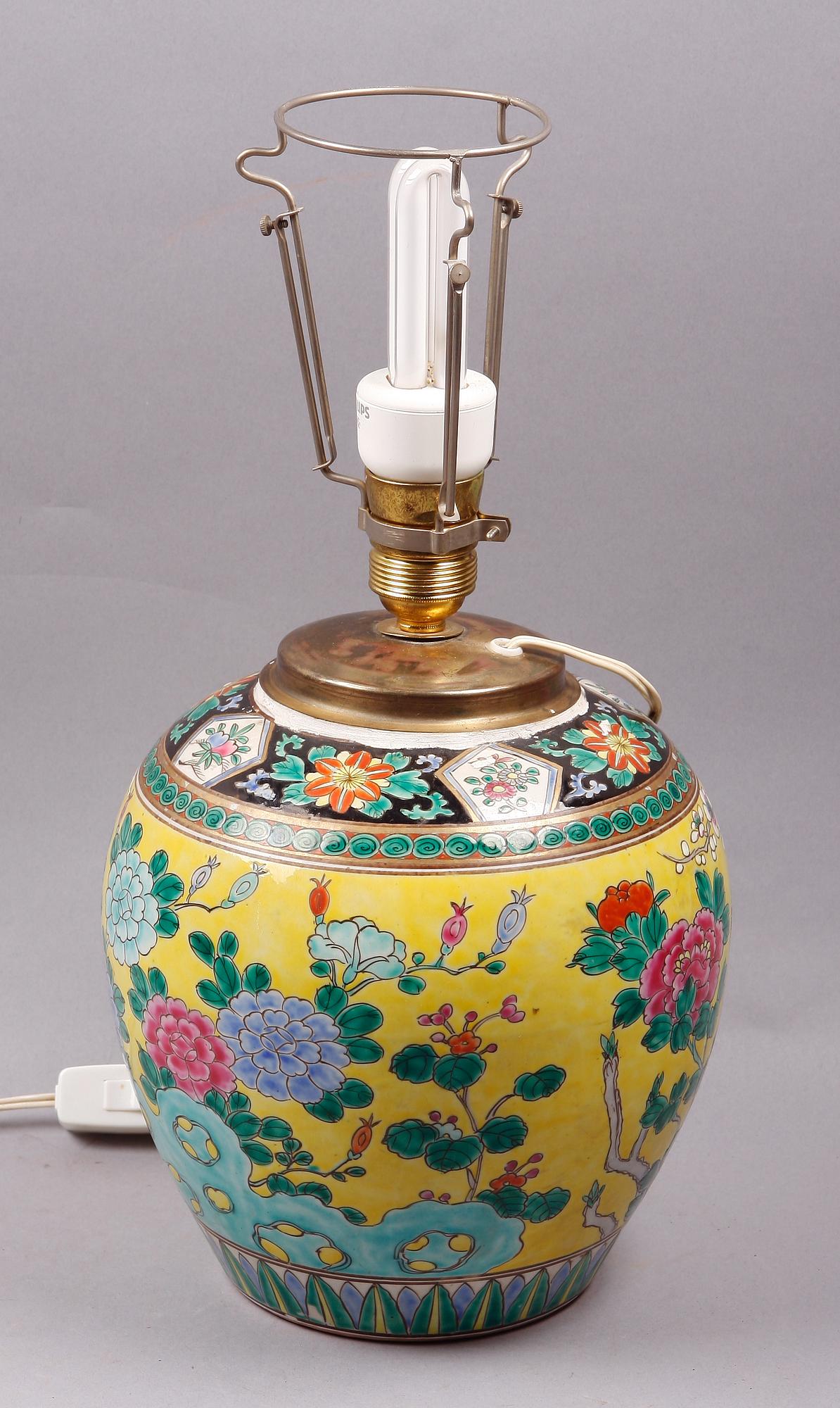 BORDSLAMPA, porslin, Kina, 1900-tal.