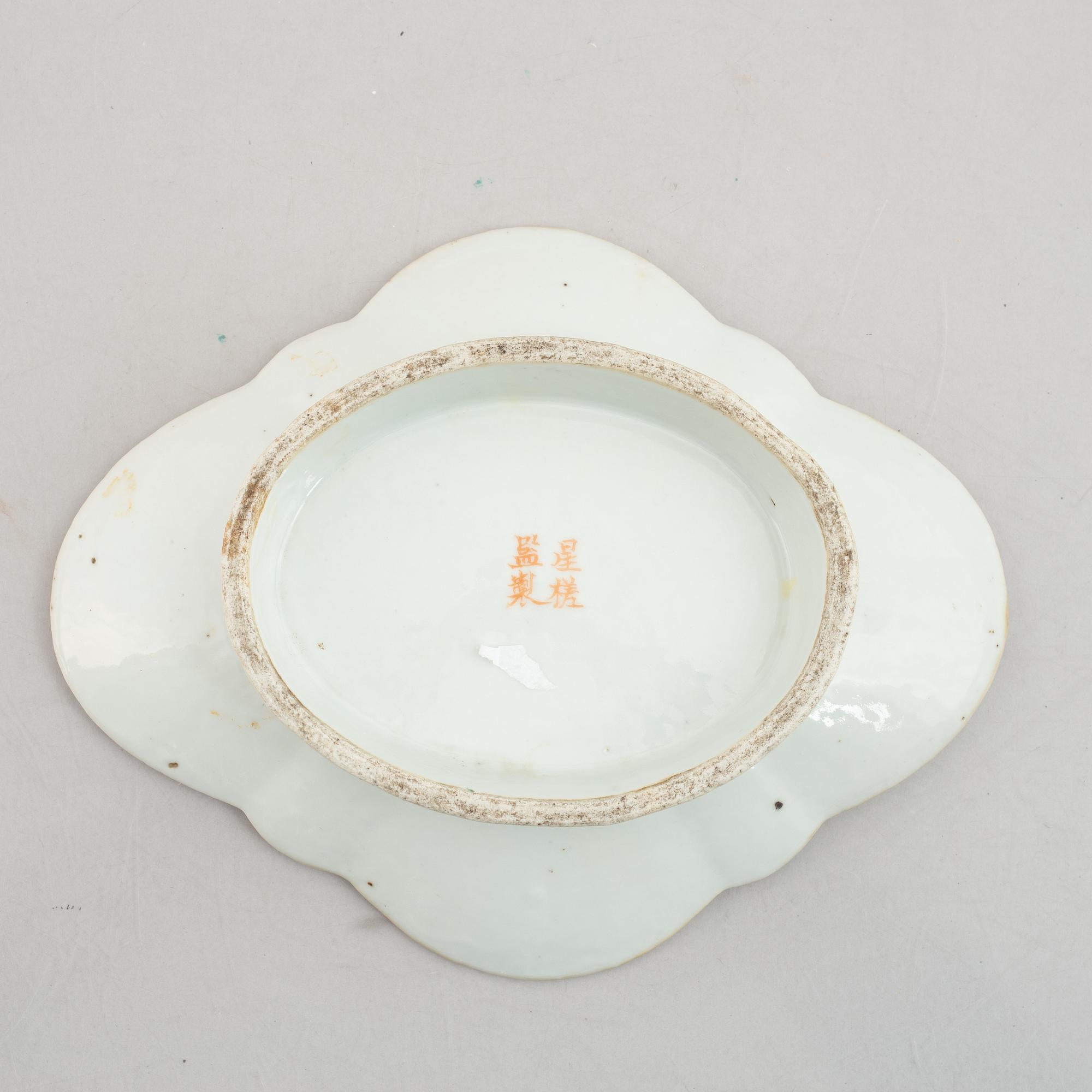 A Chinese enamelled dish, early 20th centruy.