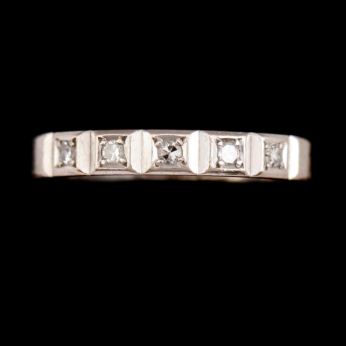 RING, 18 k vitguld, 1974, med 5 diamanter ca 0.11 ct enligt gravyr. Vikt 5 gram.