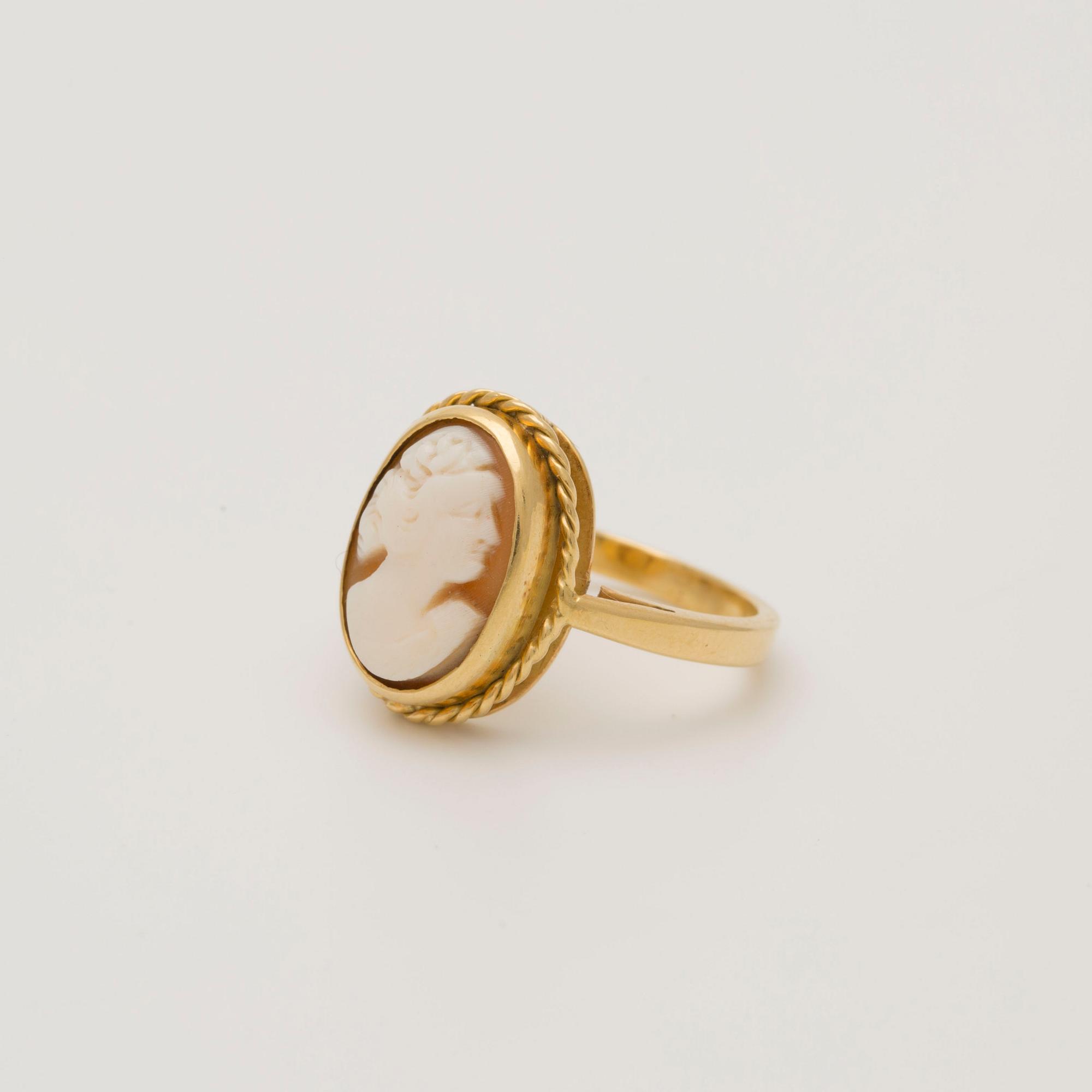 RING, 18K gold  with shell cameo.