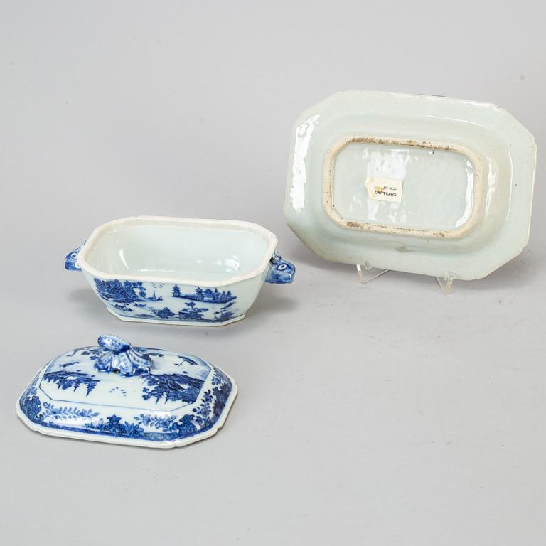 A blue and white export porcelain butter tureen with dish and a serving dish, Qing dynasty, Qianlong (1736-95).