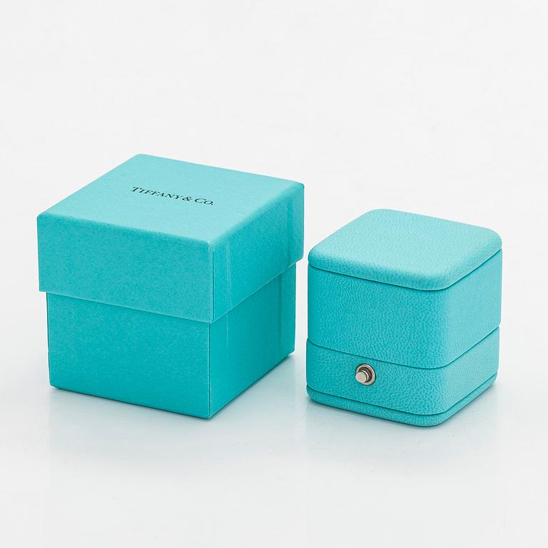 Tiffany & Co, Elsa Peretti, an 18K gold 'Diamonds by The Yard' ring with a brilliant-cut diamond.