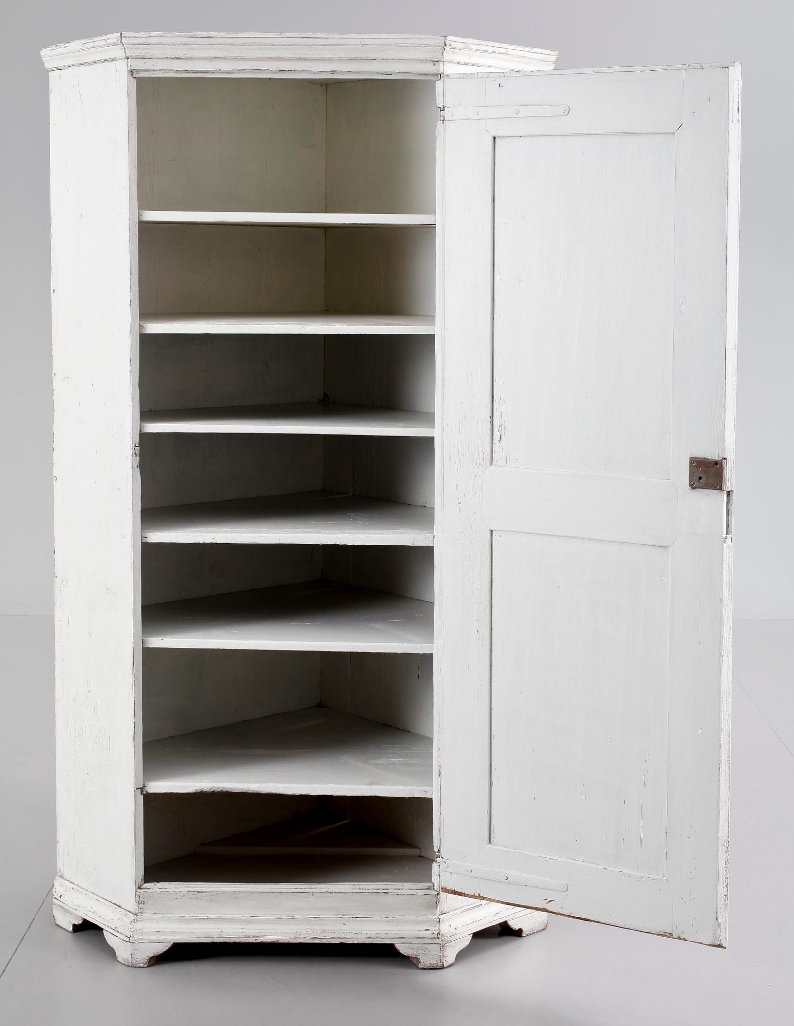 HÖRNSKÅP. gustavianskt provinsarbete, 1800-tal.