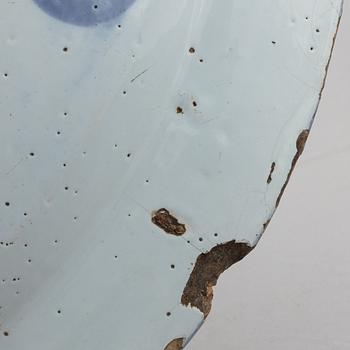A large German faiance dish, 18th/19th century.