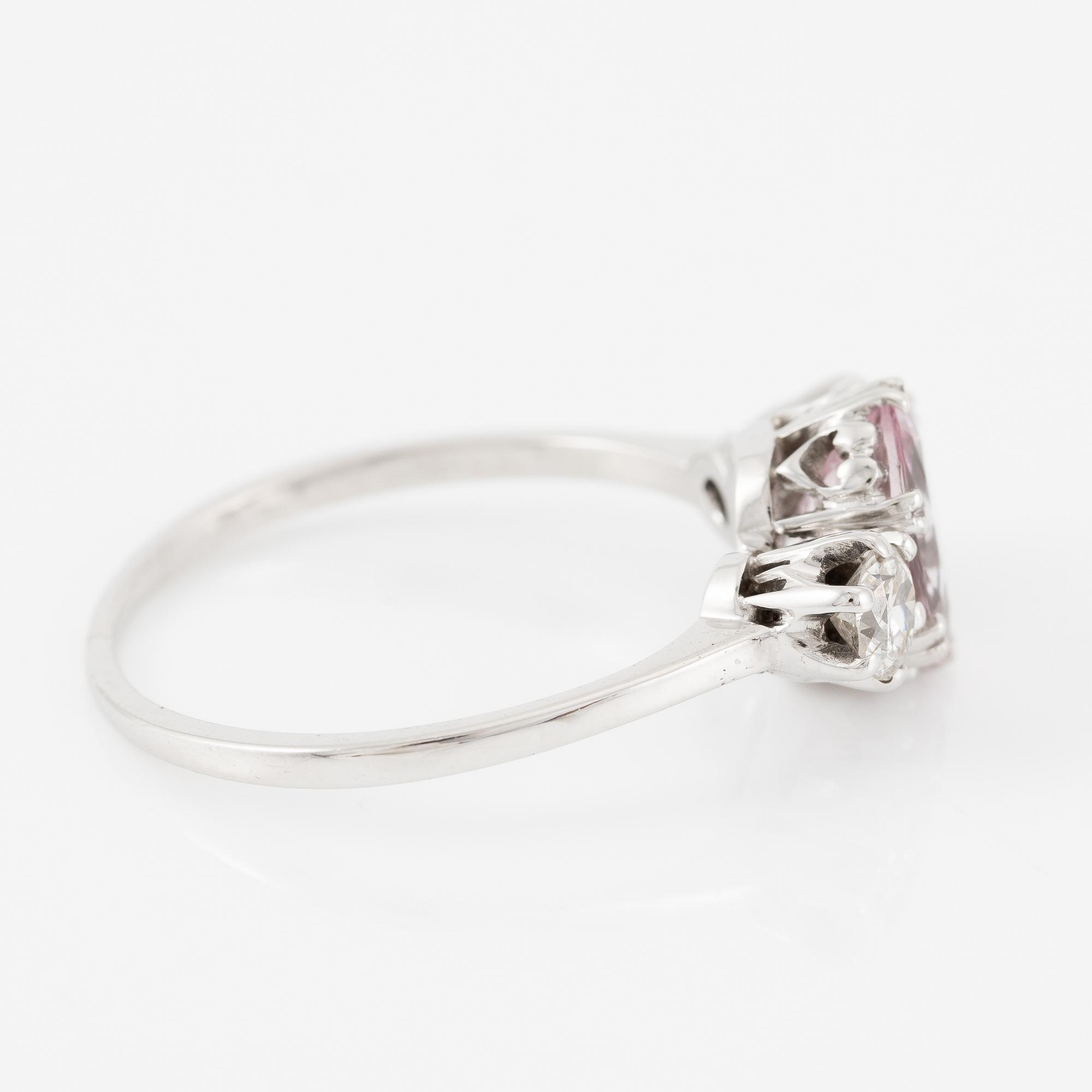 Ring 18K vitguld med morganit och briljantslipade diamanter.